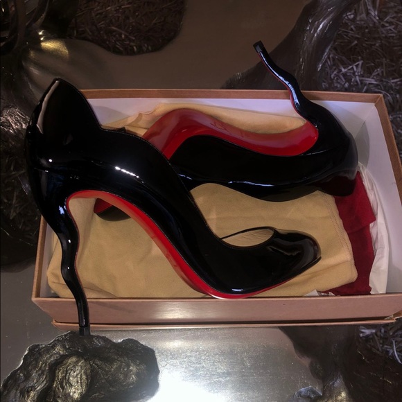 “NOW ACCEPTING OFFERS” BEAUTIFUL CHRISTIAN LOUBOUTIN HEELS. YES AVAILABLE!!! - Picture 1 of 1